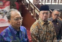 1764608781913-gubernur-bali-wayan-koster-dan-menteri-atrbpn-nusron-wahid-saat-diwawancarai-seusai-rapat-koordinasi-akhir-gugus-tugas-reforma-1764137217746_169