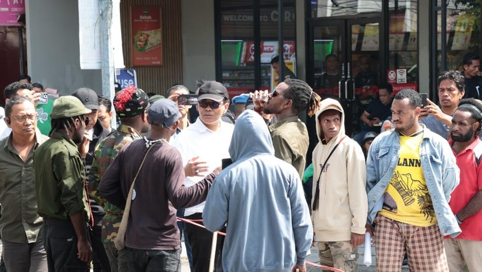 1764651955988-dirintelkam-polda-sulsel-kombes-hajat-mabrur-saat-menemui-massa-papua-yang-sedang-aksi-1-desember-dokumen-istimewa-1764648298608_169