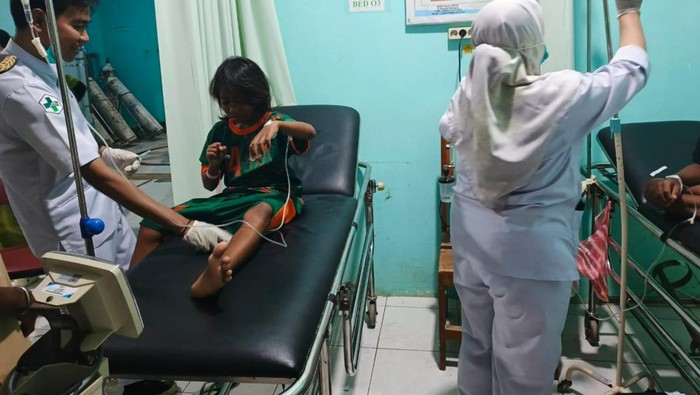 1764673546094-siswa-diduga-keracunan-mbg-dirawat-di-rumah-sakit-1764649053704_169