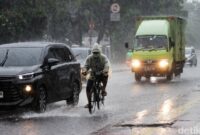 1765170338284-hujan-deras-diprediksi-basahi-jakarta-sepekan-ke-depan-1764833997991_169