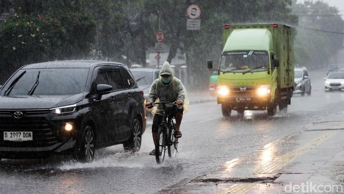 1765170338284-hujan-deras-diprediksi-basahi-jakarta-sepekan-ke-depan-1764833997991_169