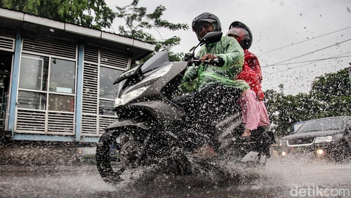 1765256753952-bmkg-peringatkan-potensi-bibit-siklon-di-akhir-tahun-dki-masuk-daftar-waspada-1764841516170_169