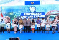 1765299914684-polri-beri-bantuan-pendidikan-kepada-10-anak-korban-kkb-di-papua-dokpolri-1765281336994_169