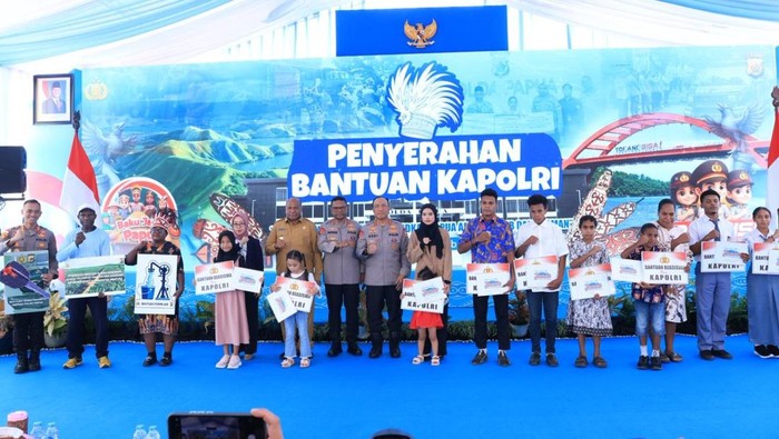 1765299914684-polri-beri-bantuan-pendidikan-kepada-10-anak-korban-kkb-di-papua-dokpolri-1765281336994_169