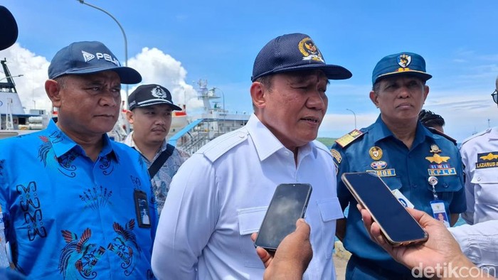 1765451130444-penasihat-utama-dharma-laut-utama-dlu-bambang-haryo-soekartono-saat-diwawancarai-di-pelabuhan-tenau-kota-kupang-ntt-kamis-1112-1765449461446_169