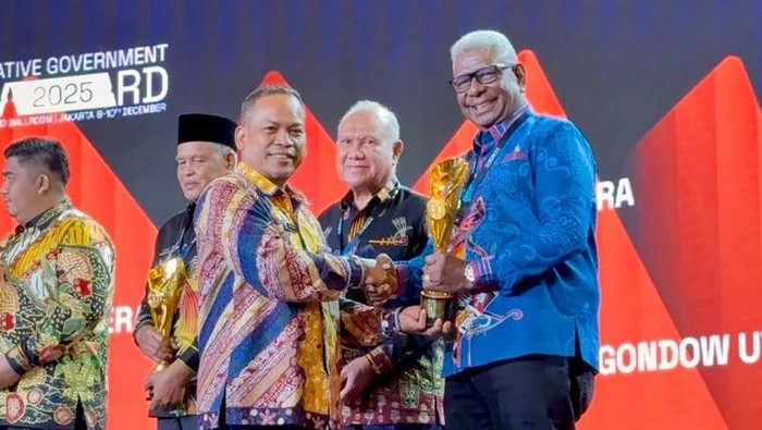 1765451131614-bupati-mimika-johannes-rettob-menerima-penghargaan-iga-2025-dari-kemendagri-1765438847149_169
