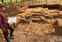 1765688706266-ekskavasi-candi-bhre-kahuripan-di-mojokerto-temukan-gapura-6_169