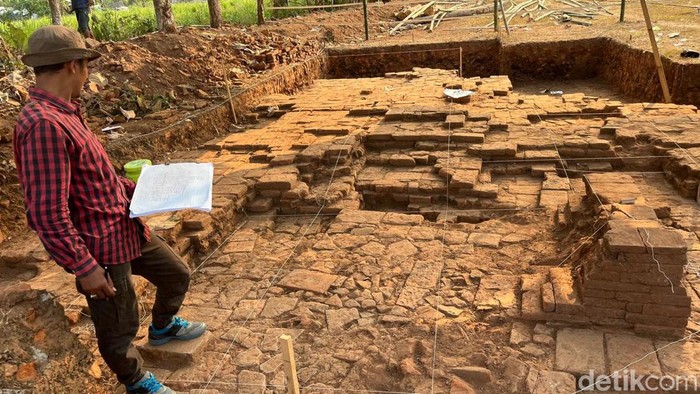 1765688706266-ekskavasi-candi-bhre-kahuripan-di-mojokerto-temukan-gapura-6_169