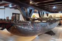 1765710341659-perahu-cadik-papua-di-museum-kehabarian-jakarta-utara-1765694354244_169