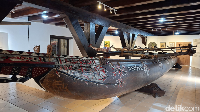 1765710341659-perahu-cadik-papua-di-museum-kehabarian-jakarta-utara-1765694354244_169