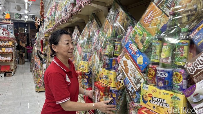 1765731922740-penjual-hampers-natal-dari-toko-elson-parcel-di-jalan-walikota-mustajab-nurul-49-1765533799900_169