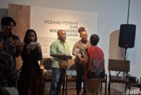 1765731926106-antropolog-enrico-kondologit-dalam-talkshow-papuans-day-bertajui-melampaui-panggung-potensi-seni-pertunjukkan-tradisional-seba-1765707457018_169