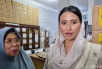 1765947953577-wakil-menteri-perdagangan-dyah-roro-esti-widya-meninjau-umkm-snack-cv-cahya-triputra-utama-di-jalan-manyar-sabrangan-surabaya-1765882255538_169