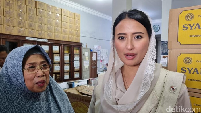 1765947953577-wakil-menteri-perdagangan-dyah-roro-esti-widya-meninjau-umkm-snack-cv-cahya-triputra-utama-di-jalan-manyar-sabrangan-surabaya-1765882255538_169