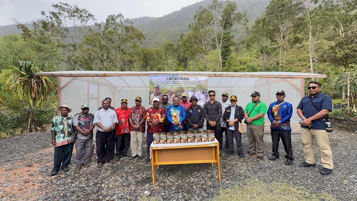 1765991131940-pemkab-puncak-jaya-papua-tengah-meresmikan-klinik-kesehatan-sekolah-alkitab-mulia-sekaligus-meluncurkan-greenhouse-produksi-ko-1765978890460_169