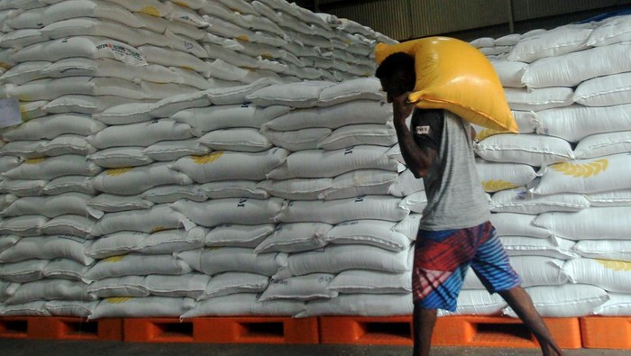 1766034338233-stok-beras-bulog-di-papua-dan-papua-barat-aman-1_169