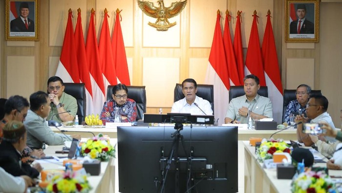 1766055987463-pasokan-pangan-aman-mentan-tegas-larang-penjualan-komoditas-di-atas-het-1766045266241_169