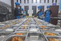 1766077543539-pemorsian-di-dapur-mbg-prabumulih-timur-dengan-penopang-cahaya-lampu-dari-listrik-dan-ac-untuk-menjaga-suhu-ruangan-tetap-ding-1761815179625_169