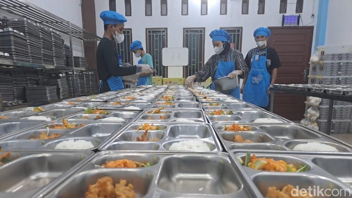 1766077543539-pemorsian-di-dapur-mbg-prabumulih-timur-dengan-penopang-cahaya-lampu-dari-listrik-dan-ac-untuk-menjaga-suhu-ruangan-tetap-ding-1761815179625_169