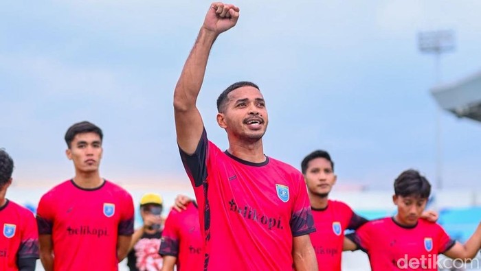 1766639125812-latihan-persela-lamongan-1766575946185_169