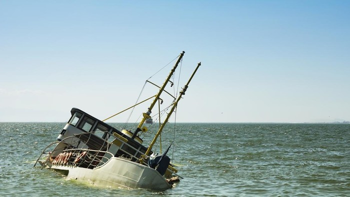 1766984771209-ilustrasi-kapal-pengangkut-turis-tenggelam_169