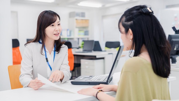 1767027916799-ilustrasi-wanita-karier-bekerja-di-kantor_169