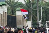 1767092776693-pendemo-25-agustus-2025-di-depan-gedung-dpr-kibarkan-bendera-one-piece-1756101570075_43
