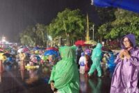 1767092786420-malam-tahun-baru-di-kota-batu-diguyur-hujan-deras_169