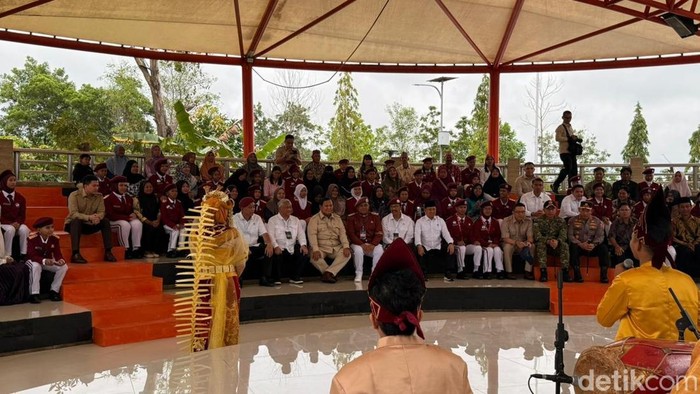 1768194347474-prabowo-subianto-duduk-bareng-siswa-dan-ortu-saksikan-pertunjukan-musik-tradisional-kalsel-eva-savitridetikcom-1768190934848_169