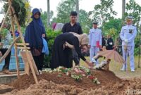 1769447155105-suasana-pemakaman-praka-m-kori-yang-tewas-tertimbun-longsor-cisarua-1769442337994_169