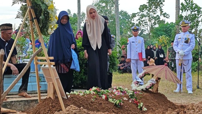 1769447155695-proses-pemakaman-praka-m-kori-di-lampung-timur-1769441270246_169