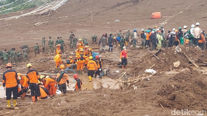 1769490351469-petugas-melakukan-operasi-sar-di-lokasi-longsor-cisarua-1769413584112_169